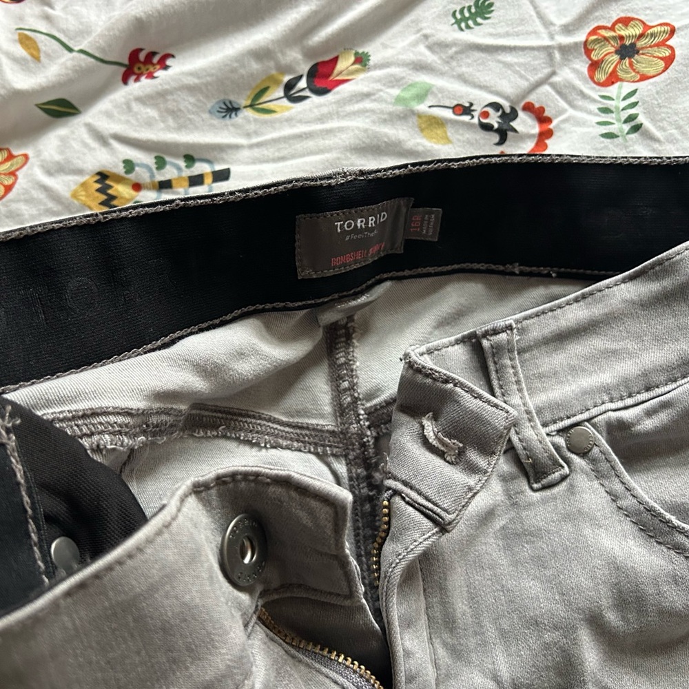 Torrid Bombshell Skinny Light Gray Distressed Jean - image 5